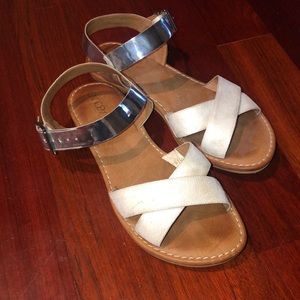 White and silver salt water sandals🍭 in size 6